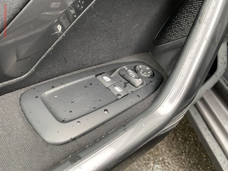 Peugeot 2008 (2018) 1.2PT, ČR, Active, TZ - fotka 13 z 14