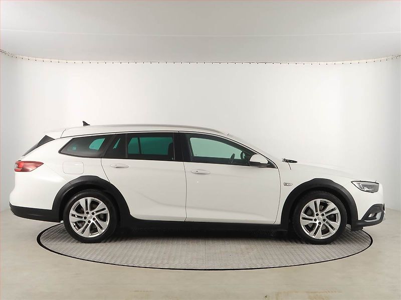 Opel Insignia (2019) Navi, Tempomat, Park. senzory, - fotka 6 z 19