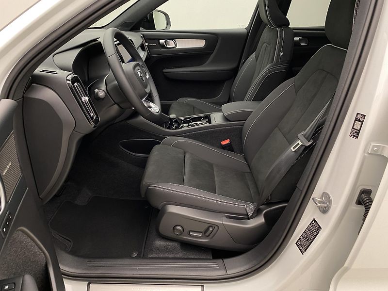 Volvo XC40 (2026) B3 AUT DARK PLUS - fotka 3 z 58
