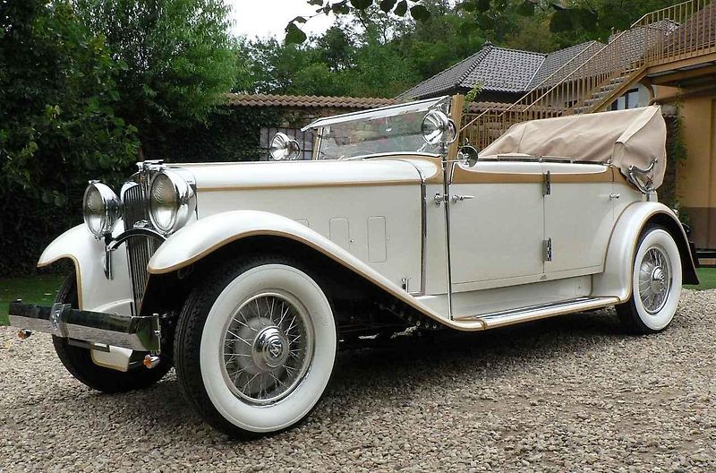 Tatra 80 s dvanáctiválcem a speciální odklápěcí střechou