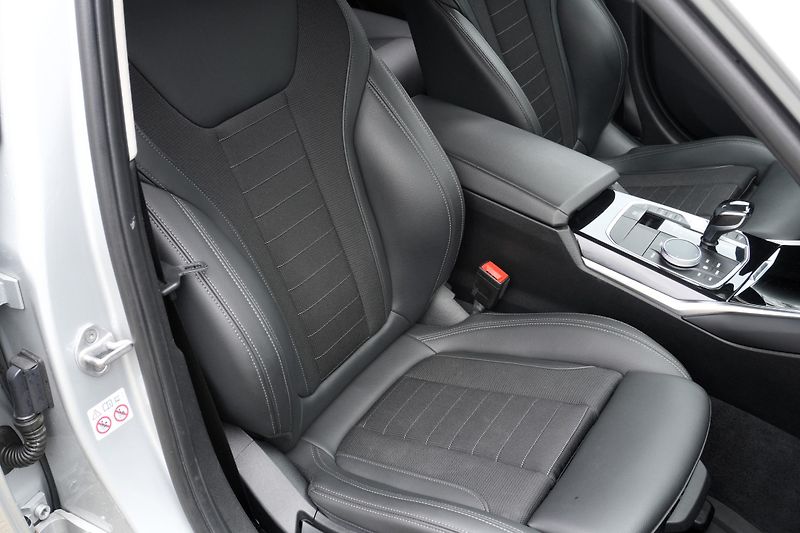 BMW Řada 3 330e xDrive, ACC, Tažné - fotka 39 z 39