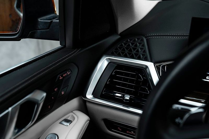 BMW X7 40i - fotka 14 z 27