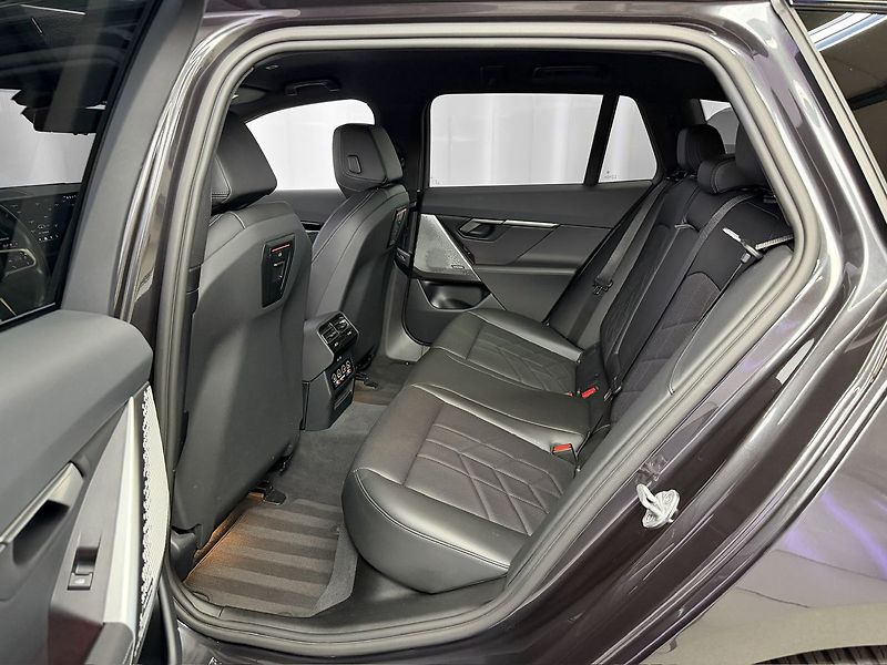 BMW Řada 5 520d xDrive M-SPORT, HARMAN&KA - fotka 12 z 35