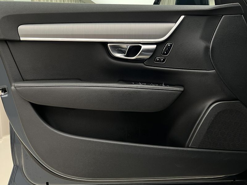 Volvo S90 D4 MOMENTUM 1. maj. - fotka 6 z 43