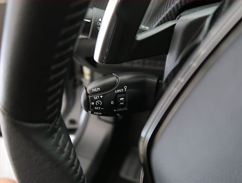 Peugeot 2008 (2022) Allure 1.2 PureTech, Automat - fotka 23 z 25