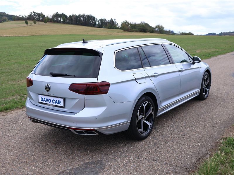 Volkswagen Passat 2,0 TDI DSG R-LINE Matrix - fotka 8 z 32