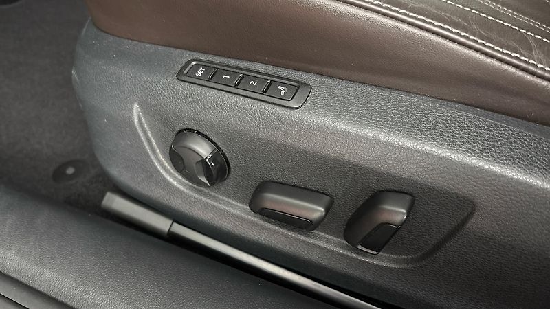 Škoda Superb 2.0 TDI DSG 4x4 L&K Combi - fotka 21 z 34