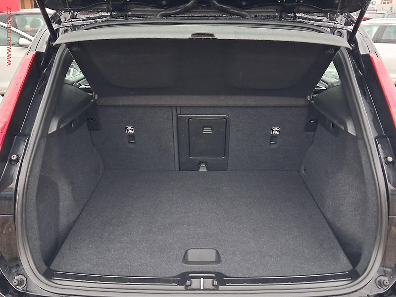 Volvo XC40 (2020) 1.5T, Momentum, AT - fotka 7 z 23