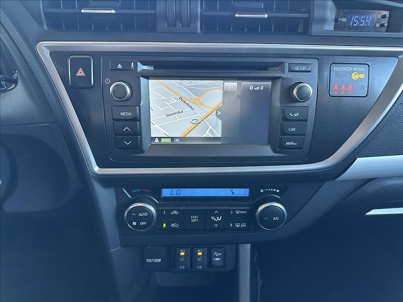 Toyota Auris 1,6 EXCLUSIVE TAŽNÉ - fotka 15 z 26