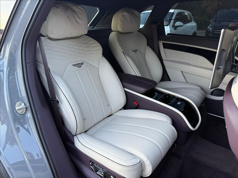 Bentley Bentayga Extended Wheelbase Azure V8 - fotka 25 z 32