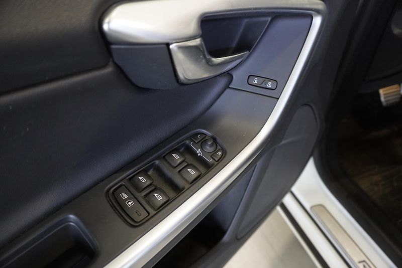 Volvo V60  2,0 T4 R-DESIGN AUTOMAT - fotka 12 z 33