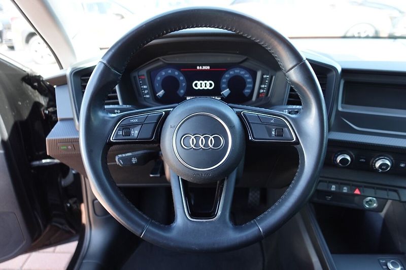 Audi A1 1,0TFSi 70kW S-line - fotka 15 z 25