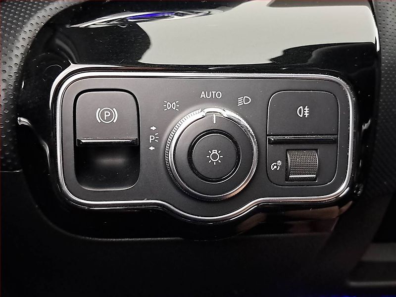 Mercedes-Benz Třídy A (2019) AMG line A 250 4MATIC - fotka 23 z 24