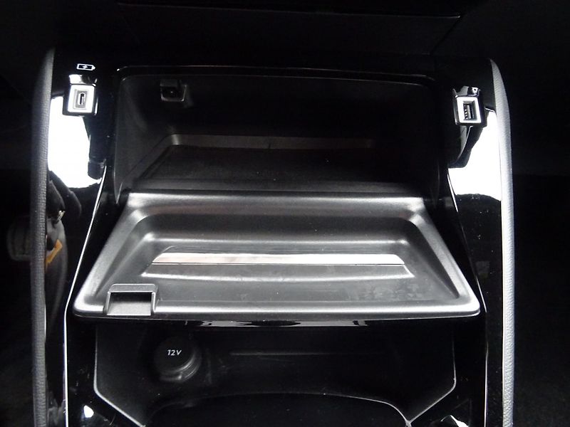 Peugeot 2008 (2023) ALLURE PACK 1.5 BHDi 130k EAT8 - fotka 29 z 41