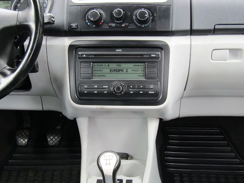 Škoda Roomster (2007) 1.6 16V 77kW - fotka 17 z 36