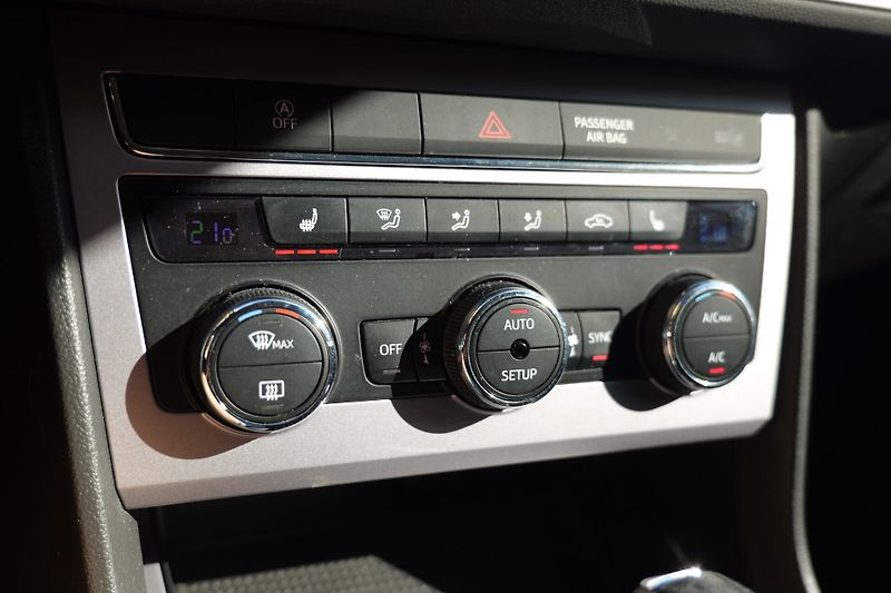 Seat Leon TDI DSG Xcellence Kessy Tažné - fotka 31 z 35