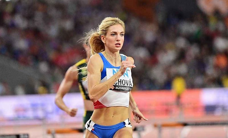Atletka Nikoleta Jíchová je na stadionu nepřehlédnutelná.