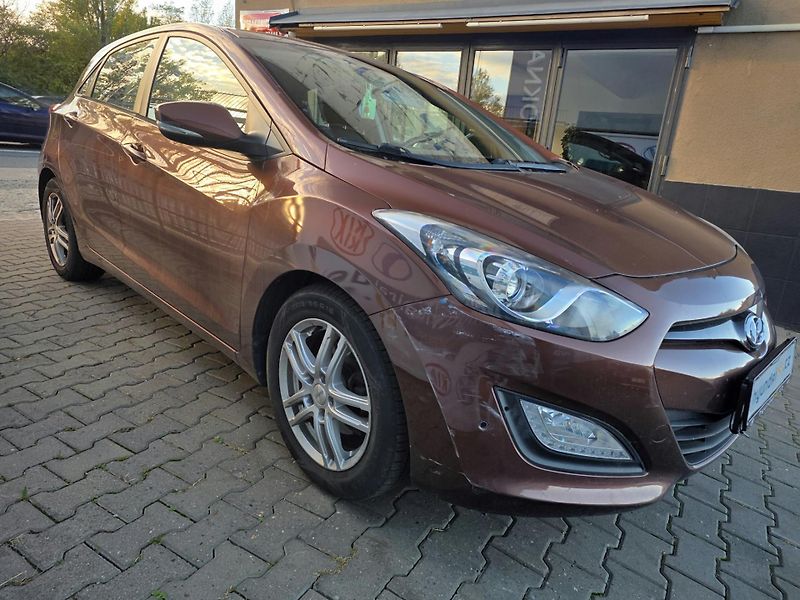 Hyundai i30 1.6-PĚKNÁ VÝBAVA-ODĚRKY - fotka 5 z 12