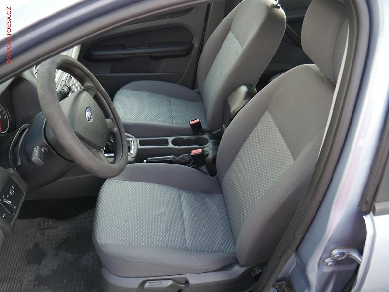 Ford Focus (2005) 1.6i, AC - fotka 9 z 15