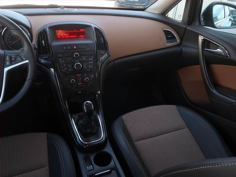Opel Astra (2014) 1.4 T, Tempomat, Park. senzory - fotka 8 z 15