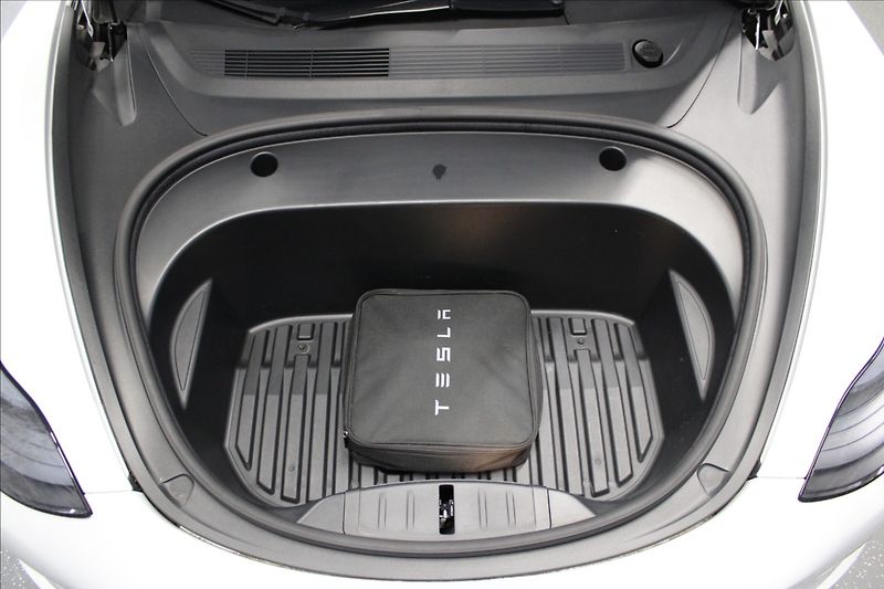 Tesla Model 3 0,0 Long Range dual motor - fotka 6 z 29