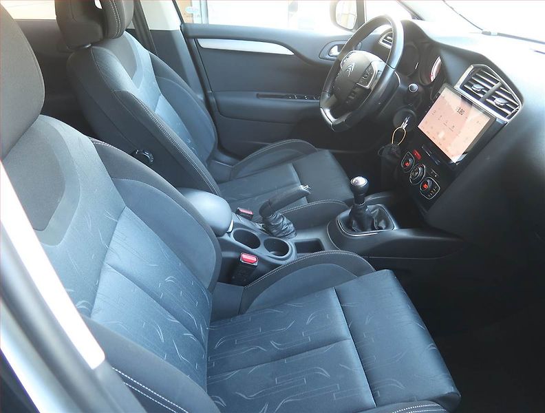Citroën C4 (2012) 1.6 HDi, Navi, Tempomat - fotka 9 z 16