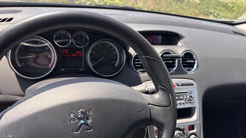 Peugeot 308 (2011) - fotka 7 z 12