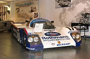 Porsche 962C, vítěz vytrvalostního závodu 24 hodin Le Mans v letech 1986 a 1987, vystavený v Muzeu Porsche.