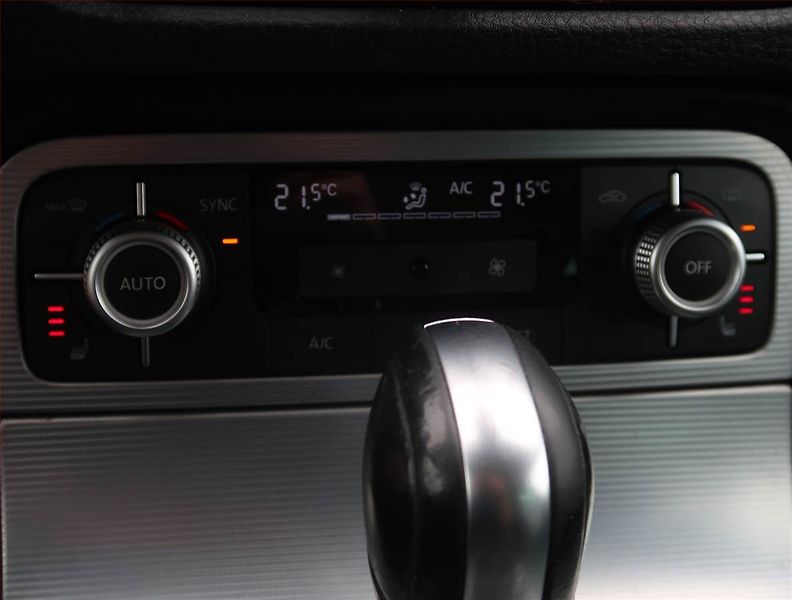 Volkswagen Touareg (2015) R-Line 3.0 TDI - fotka 24 z 29