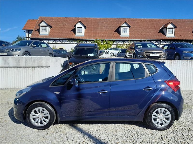 Hyundai ix20 1,6i 91kW 38 000km - fotka 4 z 54
