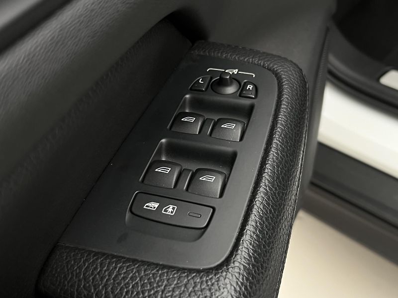 Volvo V60 CC B5 AWD PRO AUT - fotka 43 z 45