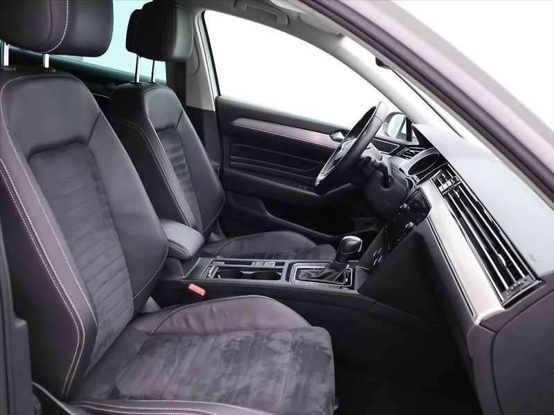 Volkswagen Passat 2,0 TDI 140kW CZ R-line DPH - fotka 12 z 31