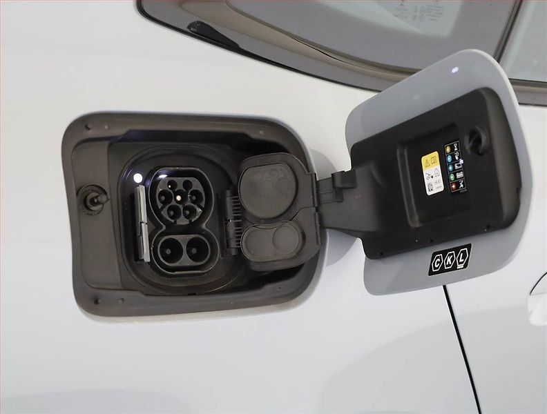 BMW i4 (2022) eDrive40, SoH 91% - fotka 19 z 20