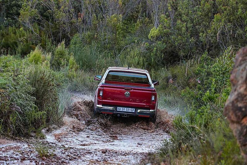 Nový VW Amarok při jízdě v jihoafrickém terénu