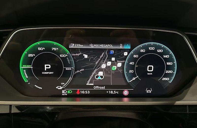 Audi Q8 e-tron 55 Q SoH 97% 360k Pano Vzduch - fotka 16 z 38