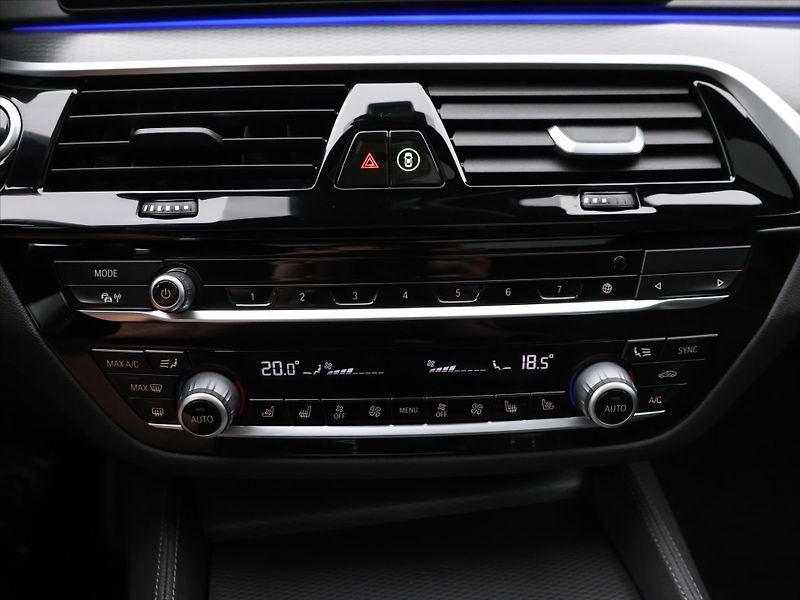 BMW Řada 5 3,0 530d xD CZ M-Sport HUD DPH - fotka 28 z 40