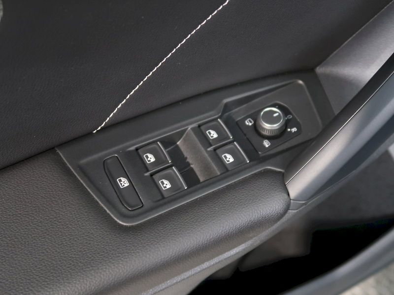 Volkswagen Tiguan (2021) R-LINE 2.0TSI 140KW 4x4 DSG - fotka 37 z 40