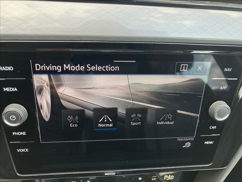 Volkswagen Passat 2,0 PANORAMA,KEYLESS,EL.KUFR - fotka 21 z 29