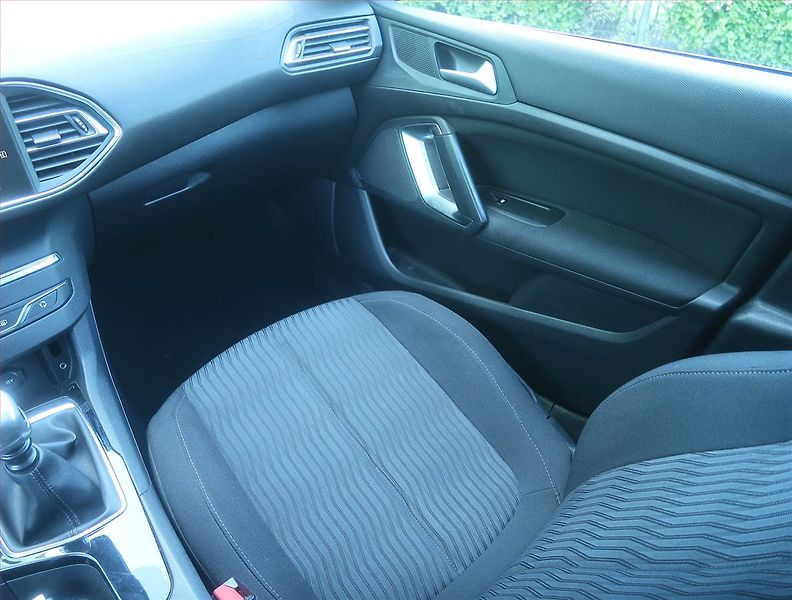 Peugeot 308 (2014) Style 1.6 BlueHDi, Serv.kniha - fotka 8 z 14