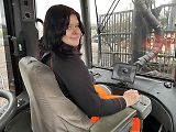 Valentýna Smutná studuje na trutnovské Lesárně obor operátor těžebně dopravních strojů.