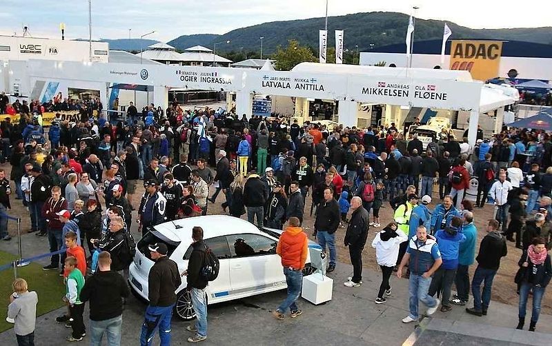 Nejprve do takzvané media zóny, kde se na závodníky vrhnou novináři, fotografové a kameramani. Jako v pátek večer na Latvalu, který v tu dobu v soutěži vedl.