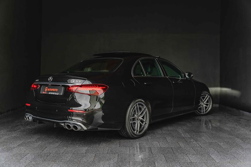 Mercedes-Benz Třídy E (2022) 53-AMG-4M-PANO-DIS-360-GTsport - fotka 6 z 17