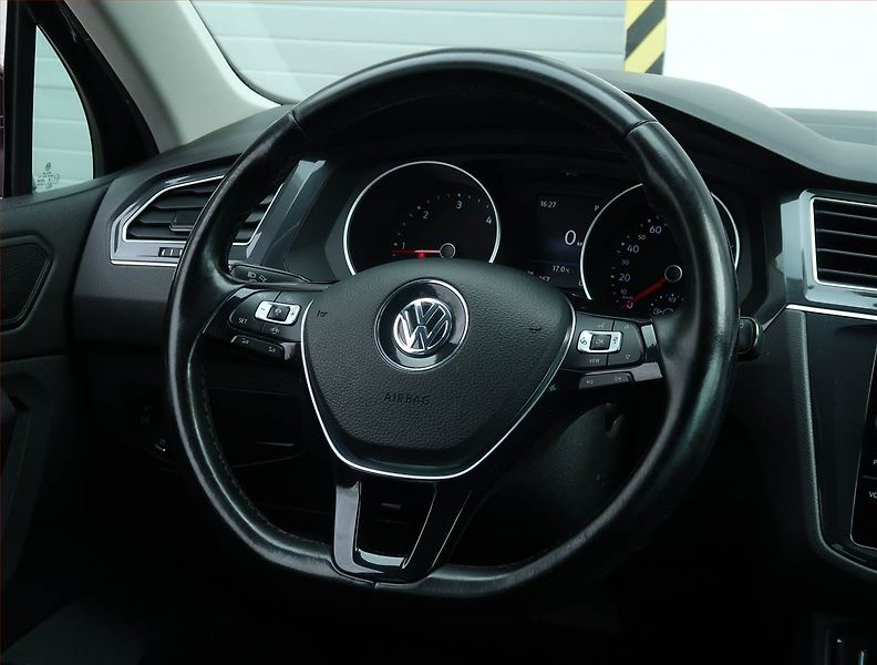 Volkswagen Tiguan (2019) 2.0 TDI, Automat, Serv.kniha - fotka 21 z 24