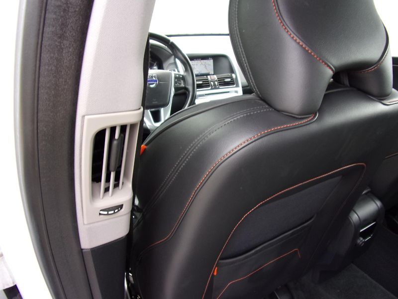 Volvo XC60 (2016) 2.0 D4 140kW OCEAN RACE KRÁSNÉ - fotka 16 z 27
