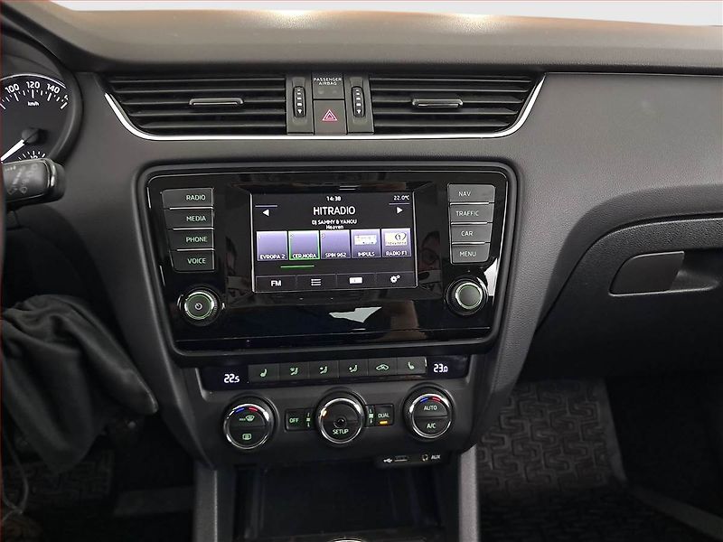 Škoda Octavia (2014) Elegance 1.4 TSI, Kůže - fotka 12 z 20