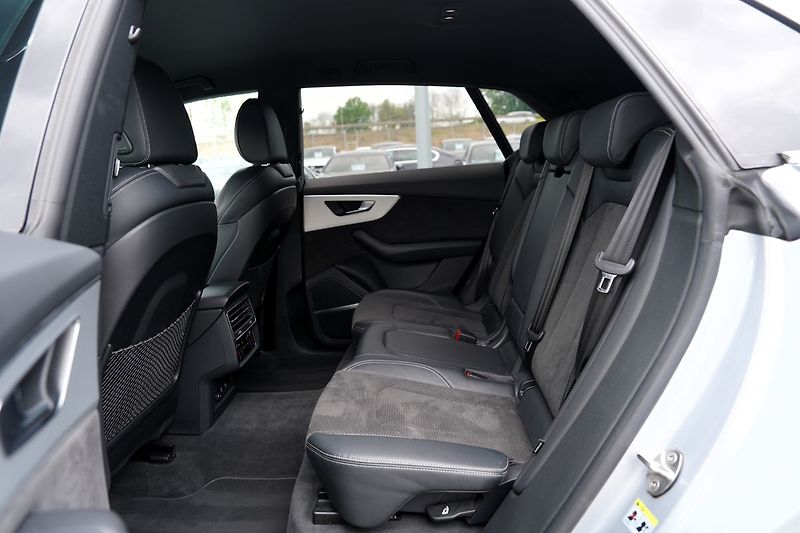 Audi Q8 55 TFSI Q/21kola/S-line/B&O - fotka 32 z 44