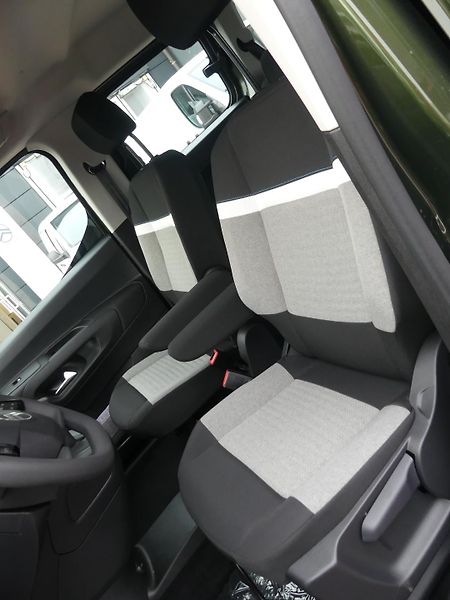 Citroën Berlingo (2026) PLUS PROFI Petrol 110k Manual - fotka 8 z 21