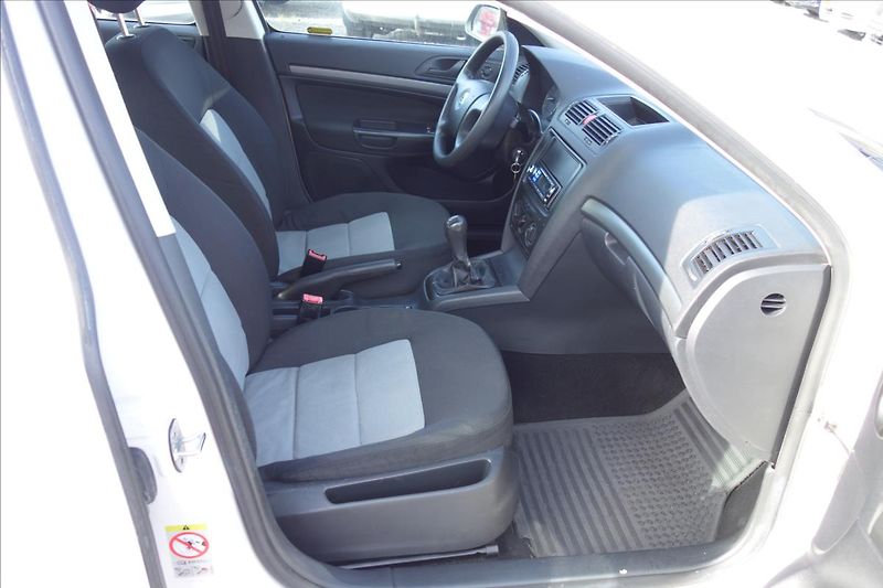 Škoda Octavia 1,6 i 75KW, ČR, SERVIS. KN. - fotka 10 z 35