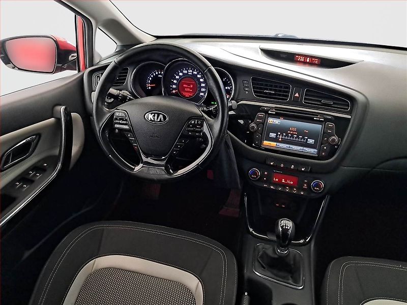Kia Ceed (2015) 1.6 GDI, Navi, Tempomat - fotka 7 z 20
