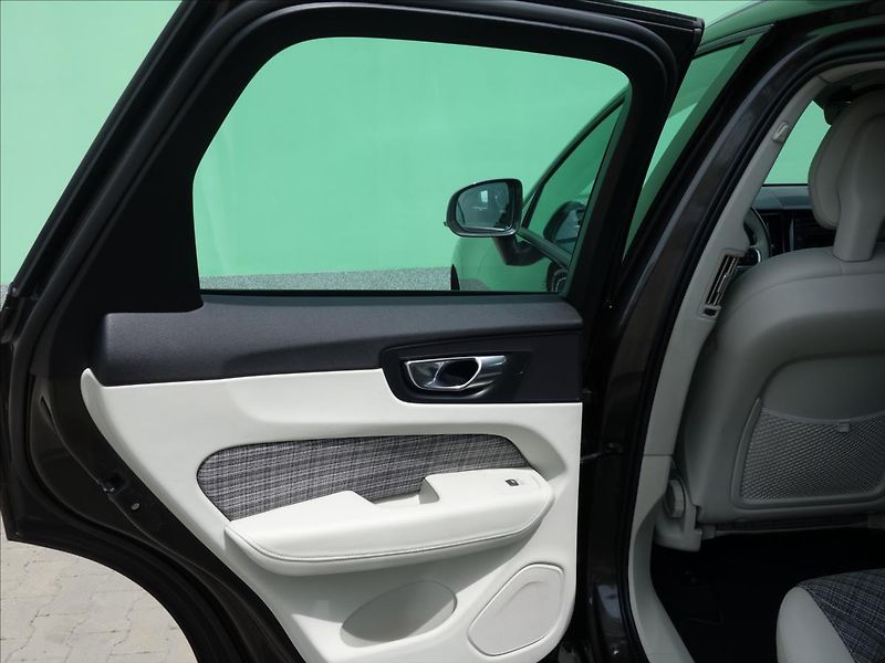 Volvo XC60 2,0 140kW 4x4 MOMENTUM - fotka 65 z 73